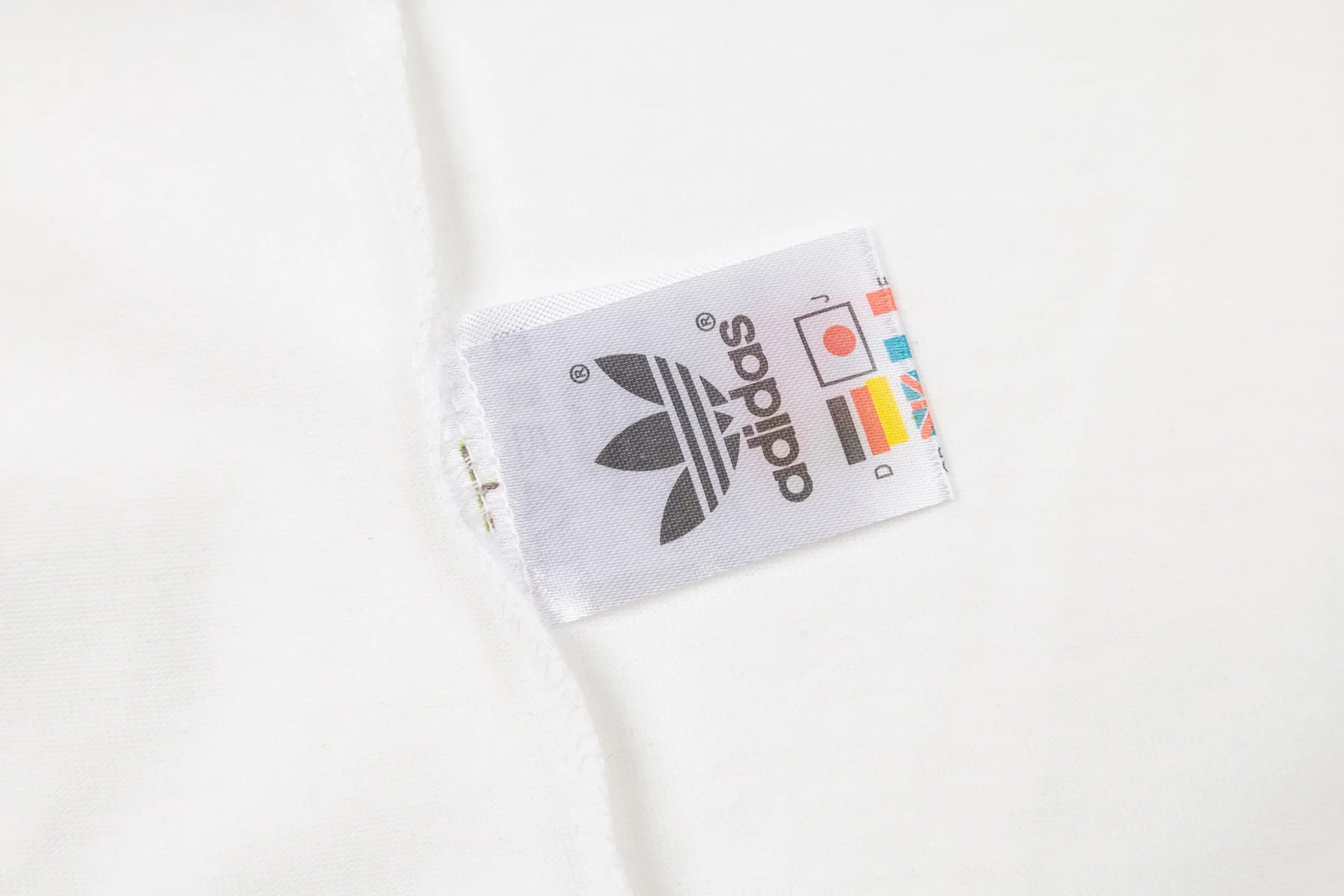 Adidas Clover Song Yuqi Same Style preppy short-sleeved pure cotton material, skin-friendly and breathable, super comfortable to wear in spring and summer! It has a loose fit on the front shoulder and Navy Blue contrasting edges, giving it a full retro college style✨. The embroidered badge on the chest is super delicate and highly recognizable. It goes well with short skirts or straight pants. It can be easily worn in daily casual or campus wear ~ Versatile also reduces age and directly adds a sense of youthful vitality! Style number: A 191# Color: Green White Size: S M L XL XXL